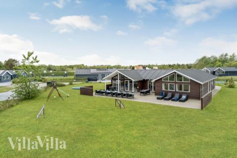 Den tjusiga sommarstugan nr 304 med gott om plats för upp till 18 personer