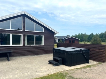 Det finns bubbelpool och 7 sovrum i lyxstuga nr 304.