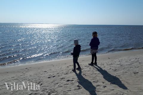 Stranden i närheten av lyxhus 182.