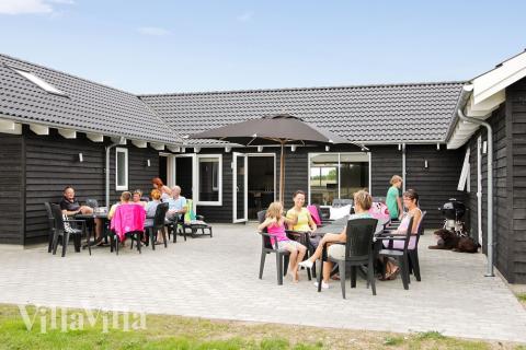 På tomten och husets stora terrass kan man sola och grilla, och de minsta har sandlåda till förfogande