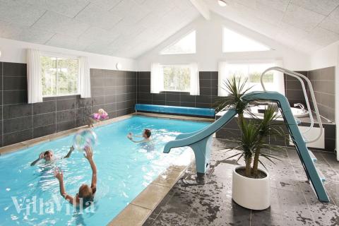 Poolavdelningen är ett eldorado för vattenälskare. Den stora swimmingpoolen är utrustad med motströmsanläggning, undervattensbelysning, vattenrutschbana och romersk trappa