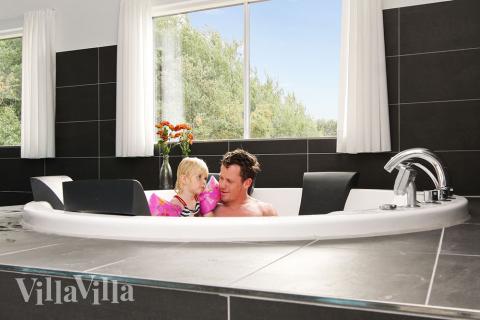 Utöver poolen finns ett 4-6 personers stort spabad och bastu