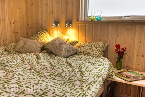 Husets sovrum är klokt fördelade på 3 sovavdelningar, vart och ett med eget badrum och golvvärme. Detta gör det särskilt lämpligt för flera familjer att fira semester ihop i huset