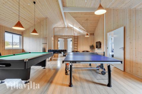 Förutom de många timmar som du kan tillbringa i stugans poolavdelning erbjuder lyxstuga 231 även biljard, bordtennis och dart