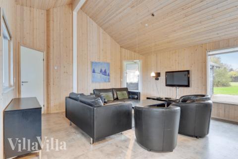 I soffhörnan i lyxstuga 231 i Sydjylland kan ni spela brädspel eller titta på film tillsammans.