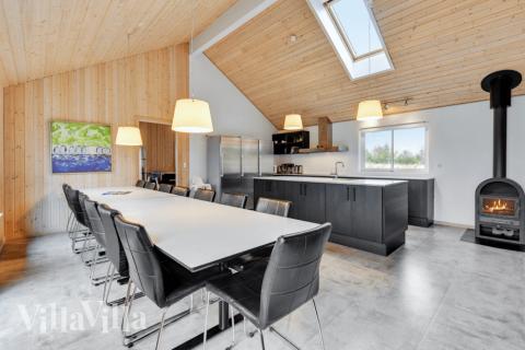 Det stora ljusa vardagsrummet i lyxstuga nr 231 för 20.