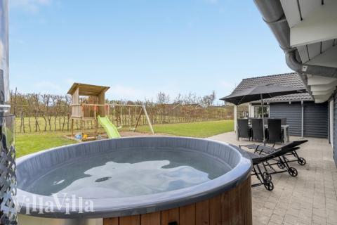 Förutom de många timmar som du kan tillbringa i stugans poolavdelning erbjuder lyxstuga 264 även många utomhusaktiviteter