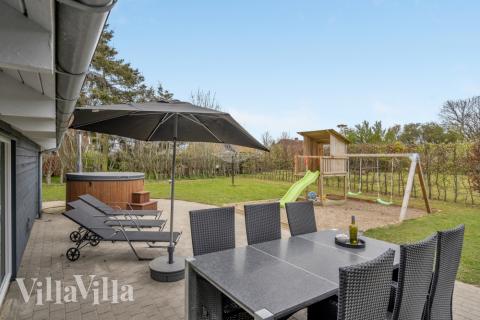 Lyxstuga nr 264 har en härlig terrass med sköna trädgårdsmöbler för 14 personer.