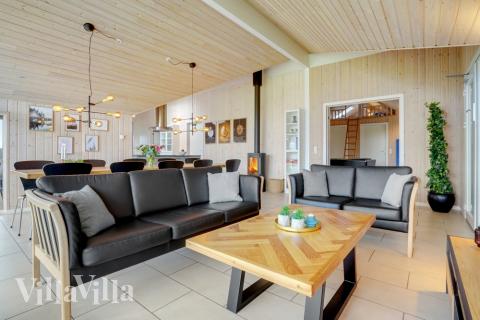 I soffhörnan i lyxstuga 264 i Sydjylland kan ni spela brädspel eller titta på film tillsammans.