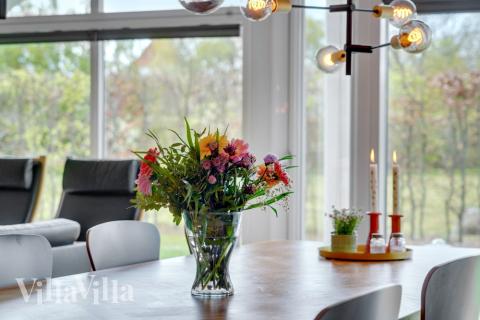 Det stora ljusa vardagsrummet i lyxstuga nr 264 för 14.