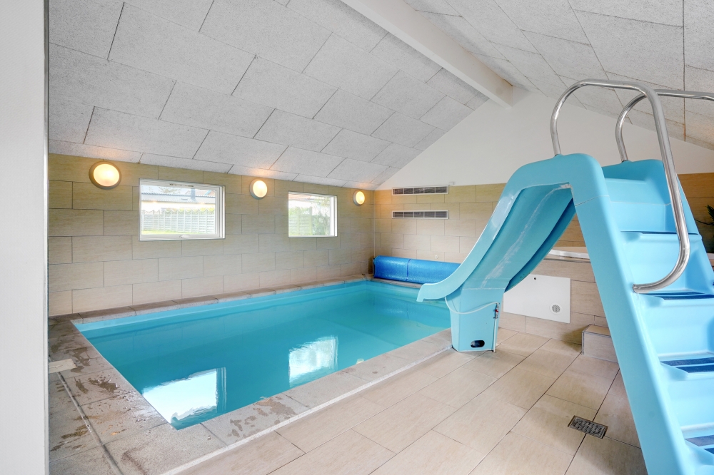 Den härliga poolen i lyxstuga nr 264 för 14 personer