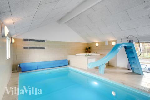 Sommarstuga 264 är inredd med en smakfull poolavdelning som har vattenrutschbana, ett stort inbyggt spapad och bastu