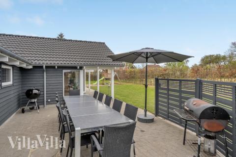 På terrassen i sommarhus nr 264 finns det plats för upp till 14 gäster.