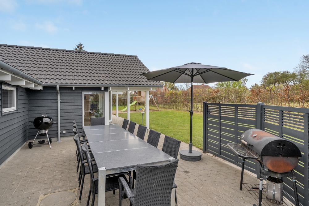 På terrassen i sommarhus nr 264 finns det plats för upp till 14 gäster.