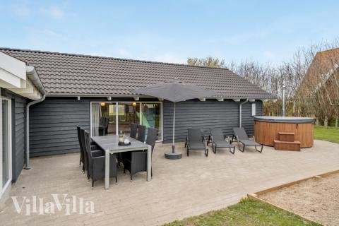Njut av en grillkväll på terrassen i lyxstuga nr 264 i Sydjylland