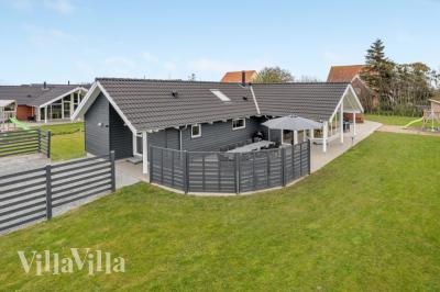 Den praktfulla poolstugan nr 264 med plats för 14 personer ligger i Sydjylland