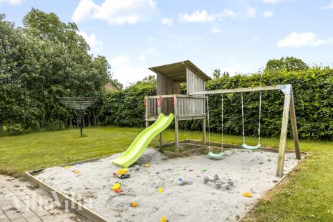 Till den trevliga sommarstugan nr 264 i Sydjylland erbjuds en mängd utomhusaktiviteter, t.ex. lektorn och gungor