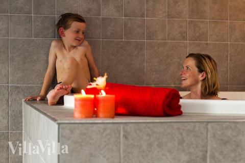 Det stora inbyggda spabadet står för lyxig avslappning och rekreation