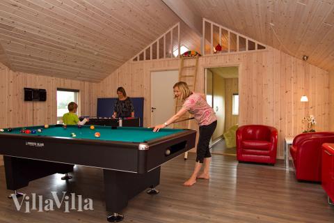 I husets aktivitetsrum finns inga ursäkter att sitta stilla - här kan det spelas både bordtennis/biljard, fotbollspel eller dart