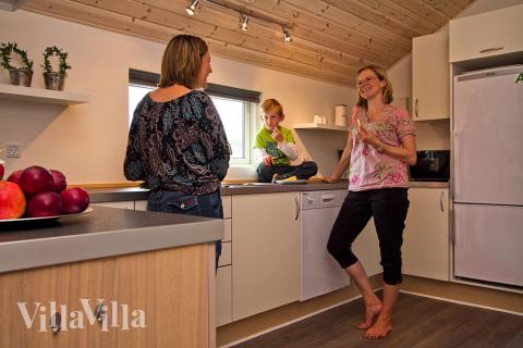 Köket, som ligger i direkt förbindelse med allrummet, är stort och naturligtvis utrustat med alla moderna bekvämligheter