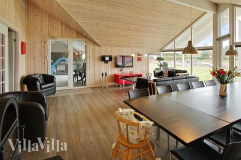 Allrummet med det stora fönsterpartiet är husets naturliga samlingspunkt med matsalsplatser, soffgrupp och tv