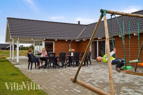 Terrassen är stor och delvis taklagd, vilket gör den perfekt lämpad för den danska sommaren