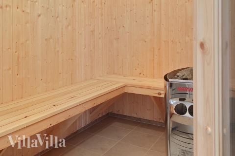 Efter simturen kan det slappas i husets bastu