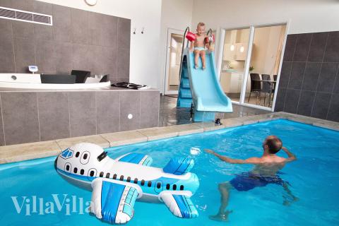 Både unga och gamla kan roa sig i timvis i husets egna badland, där det finns pool med vattenrutschbana, spa-bad och bastu