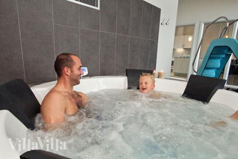 Efter en händelserik dag är det skönt med avkoppling i husets egna spa bad