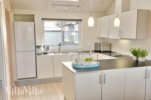 Köket är väl inrättat och ligger i öppen förbindelse med vardagsrummet, vilket skapar en trevlig och god atmosfär under matlagningen