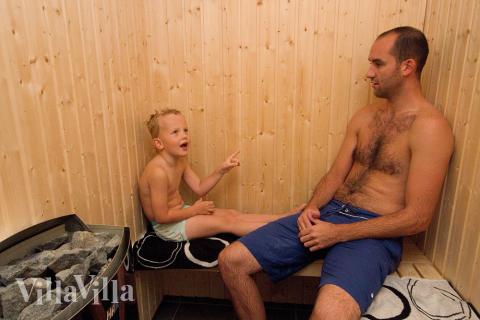 Det är skönt att koppla av i bastun efter en spännande ferietag