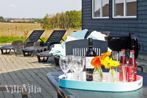 Lyxstuga nr 265 har en härlig terrass med sköna trädgårdsmöbler för 14 personer.