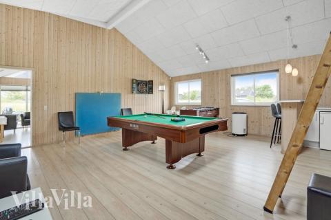 Lyxstuga 271 för 14 personer har ett stort aktivitetsrum med bl.a. biljard och dart