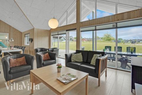 I soffhörnan i lyxstuga 271 i Sydjylland kan ni spela brädspel eller titta på film tillsammans.