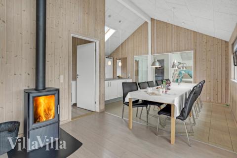 Det stora ljusa vardagsrummet i lyxstuga nr 271 för 14.