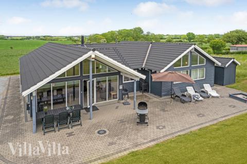 Den praktfulla poolstugan nr 271 med plats för 14 personer ligger i Sydjylland