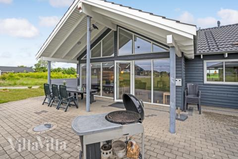 Lyxstuga nr 271 har en härlig terrass med sköna trädgårdsmöbler för 14 personer.