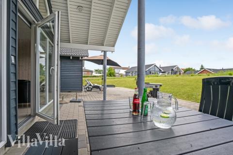 Njut av en grillkväll på terrassen i lyxstuga nr 271 i Sydjylland