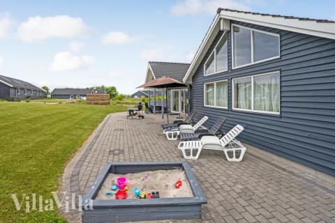 På terrassen i sommarhus nr 271 finns det plats för upp till 14 gäster.