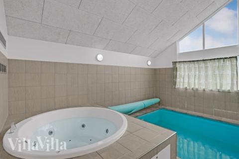 Njut av spabadets värme i lyxstuga nr 271 i Sydjylland