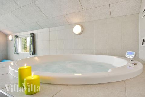 Det stora inbyggda spabadet står för lyxig avslappning och rekreation