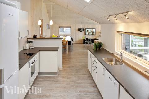 Köket är väl utrustat med allt vad man kan tänkas behöva under semesterns matlagning