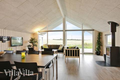 Vardagsrummet är ljust och rymligt, med god plats för både familj och vänner