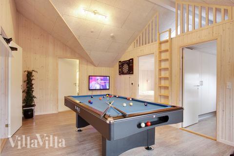 I aktivitetsrummet kan man utmana varandra i en omgång biljard, bordtennis eller dart