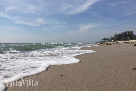 Stranden i närheten av lyxhus 296.