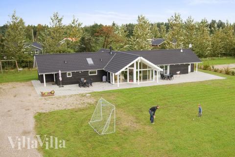 Välkommen till detta lyxhus nära Virksund, där en lyckad semesterupplevelse är säkrad oavsett väder och årstid