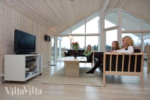 Allrummet med soffgrupp och matsalsplats är husets naturliga samlingspunkt