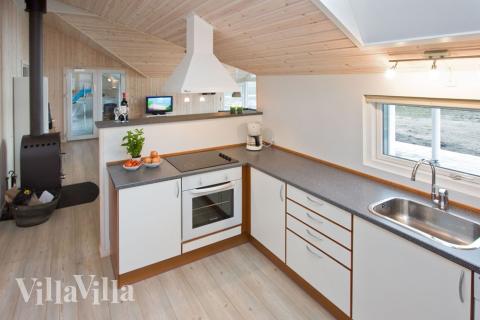 Köket är rymligt med plats till extrahjälp under matlagningen