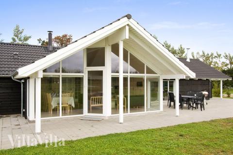 På husets stora terrass finns möjligheter till grillning under sköna sommarkvällar