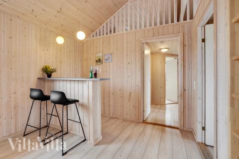 I husets aktivitetsrum är det inrättat en mysig bar med kylskåp där man kan mixa drinkar eller servera kalla drycker till de spelande